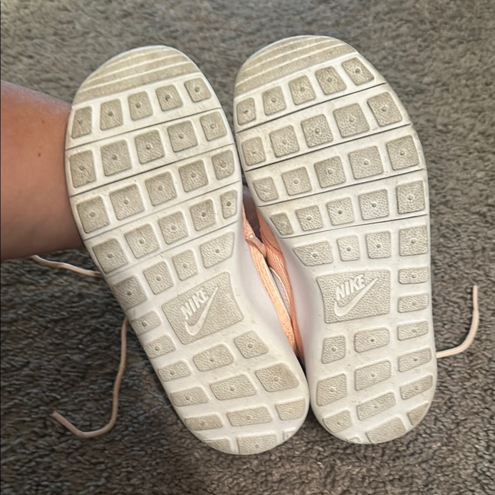 Nike Little Girls 12c Roshe Run Sneakers- Worn one time! - Picture 5 of 7